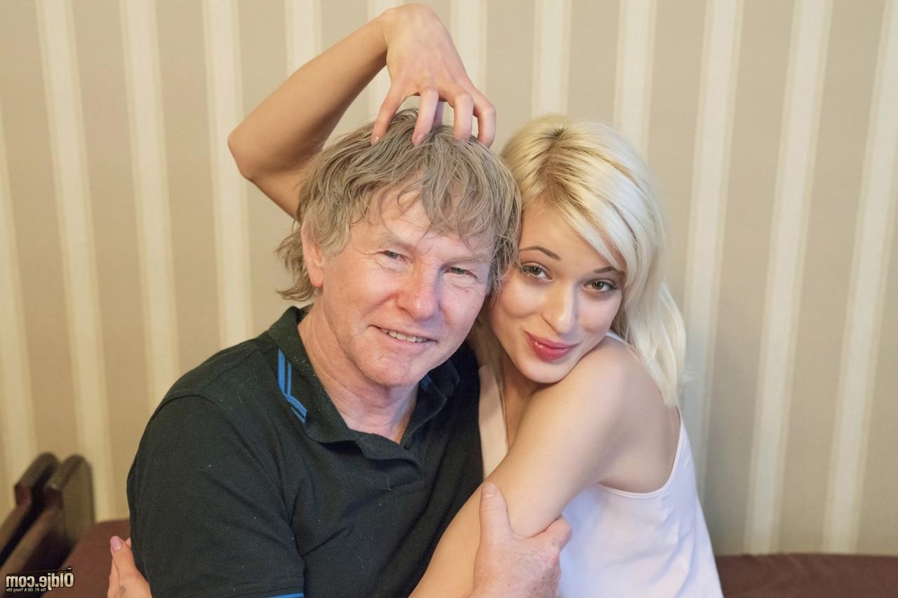 20P La jeune blonde platine Ria Sunn se fait baiser par un senior et suce sa petite bite.