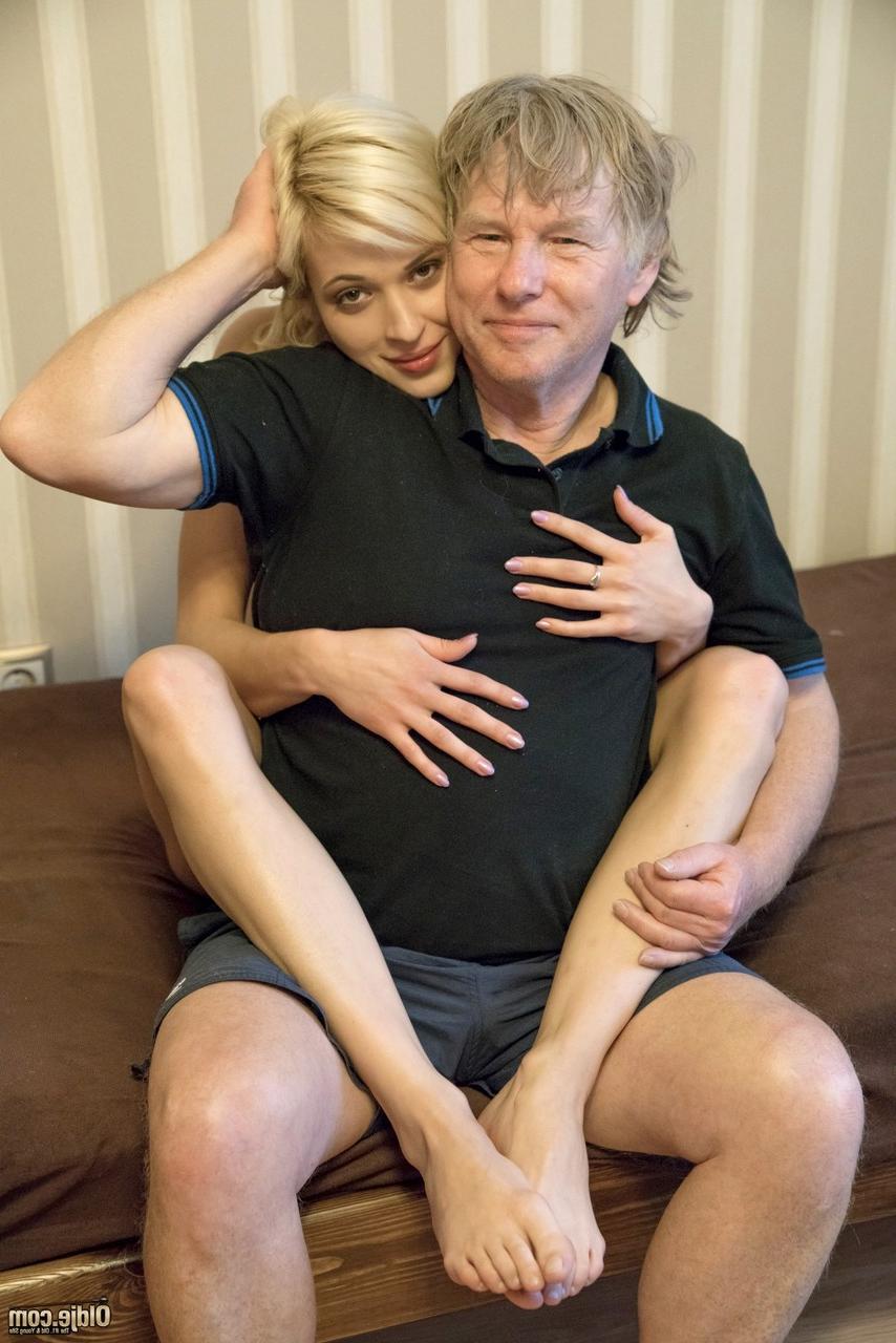 20P La jeune blonde platine Ria Sunn se fait baiser par un senior et suce sa petite bite.