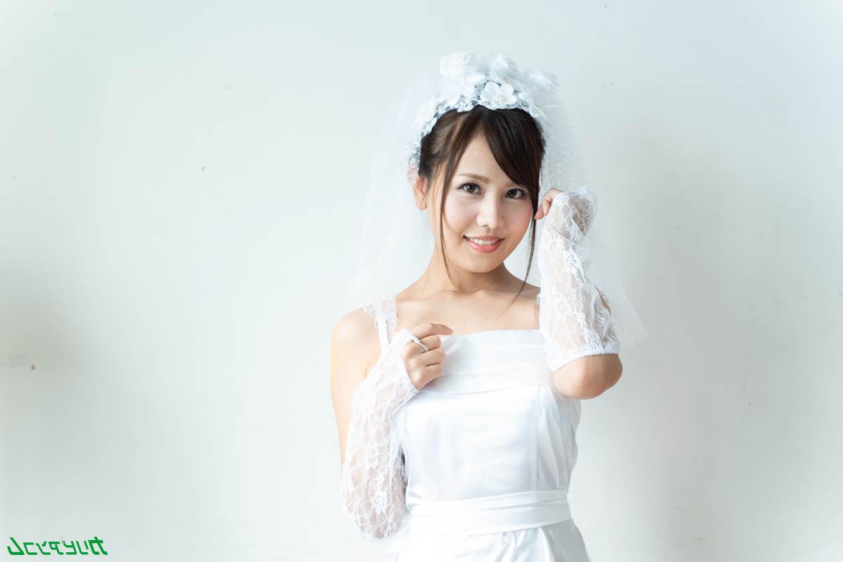 20P La novia japonesa cachonda Emi Aoi es follada con los dedos y follada por un padrino