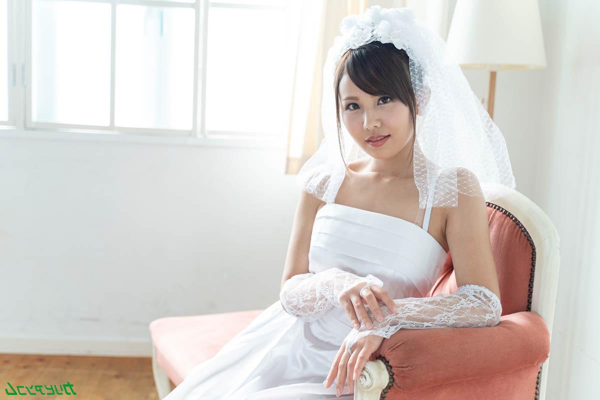 20P La novia japonesa cachonda Emi Aoi es follada con los dedos y follada por un padrino