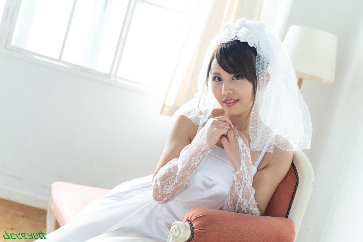 20P La novia japonesa cachonda Emi Aoi es follada con los dedos y follada por un padrino