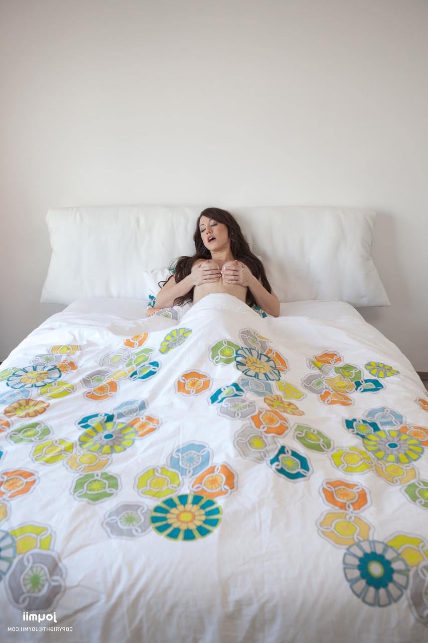 20P Die sexy Brünette Jennifer White fingert ihre rasierte Muschi ganz nah auf ihrem Bett