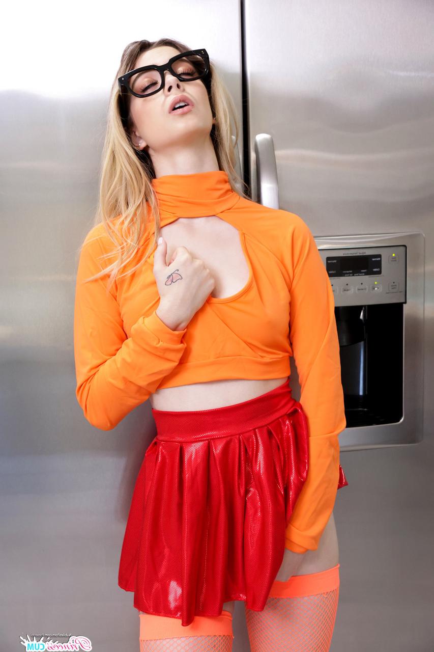 20P La joven traviesa Molly Little recibe un creampie mientras se folla a su hermanastro bien dotado