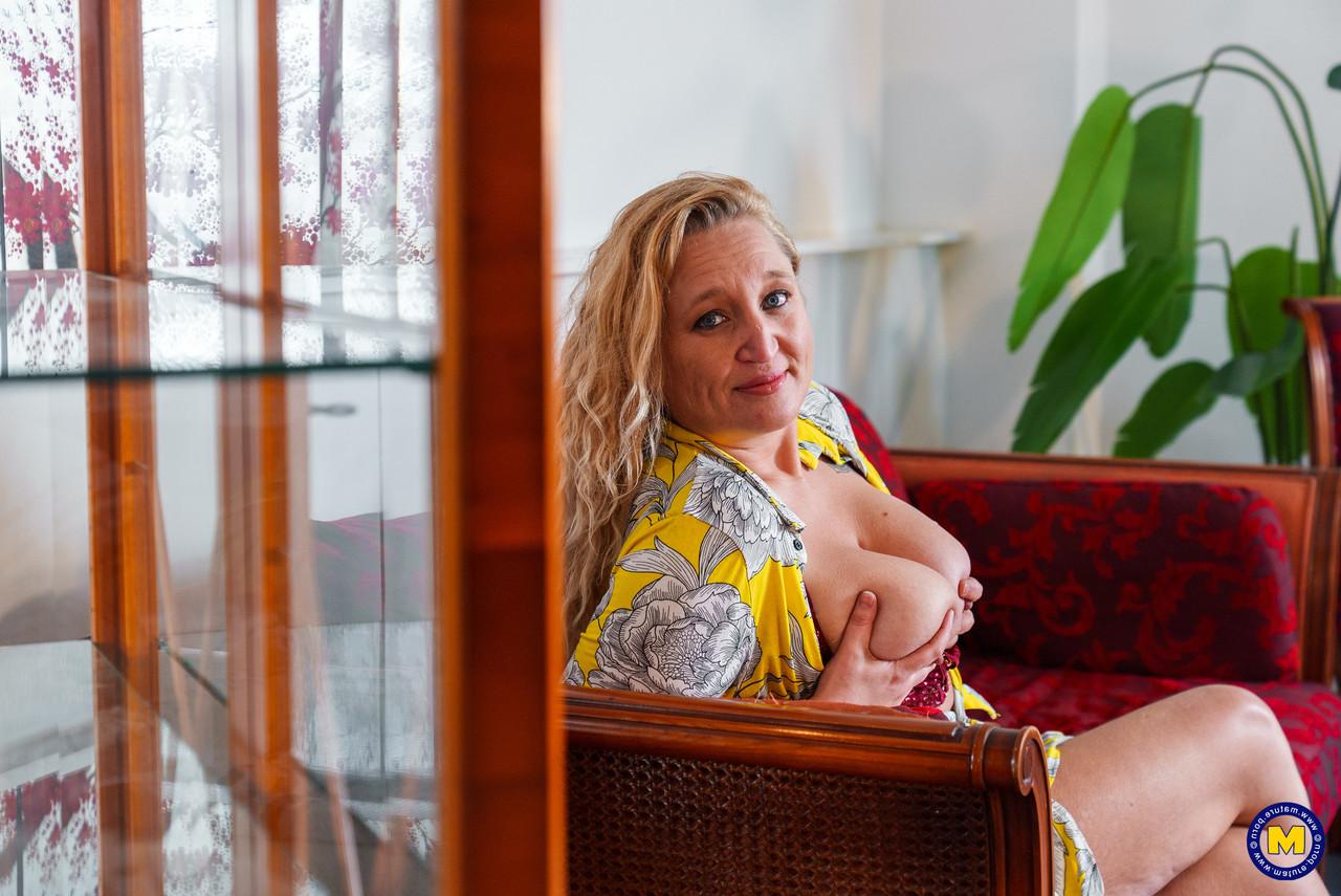 11P Die blonde Puma Elektra Stone lässt sich beim Sex einen Cumshot auf ihre großen Titten spritzen