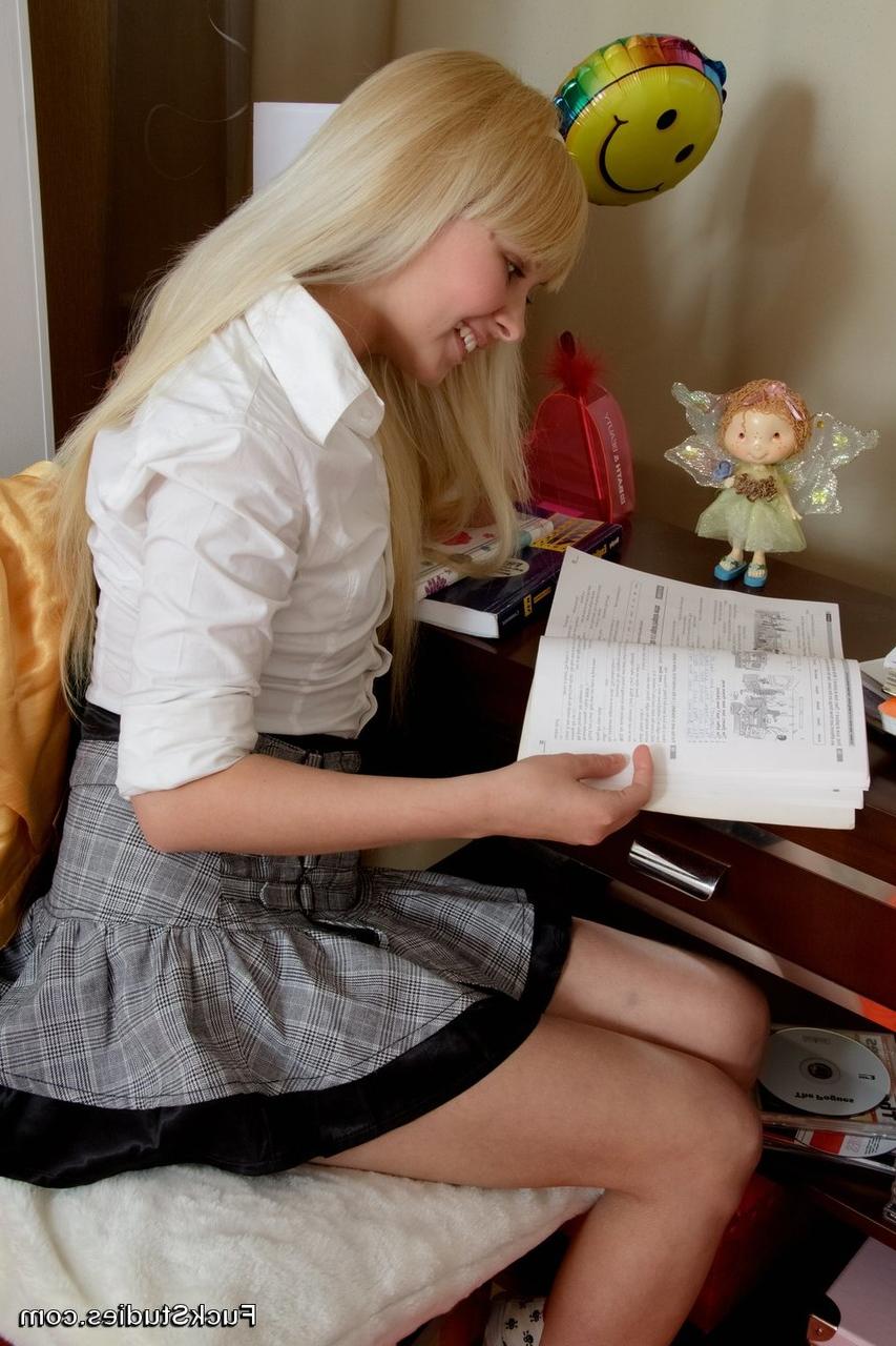 20P La joven rubia Mila es seducida, follada y facializada por su profesor privado