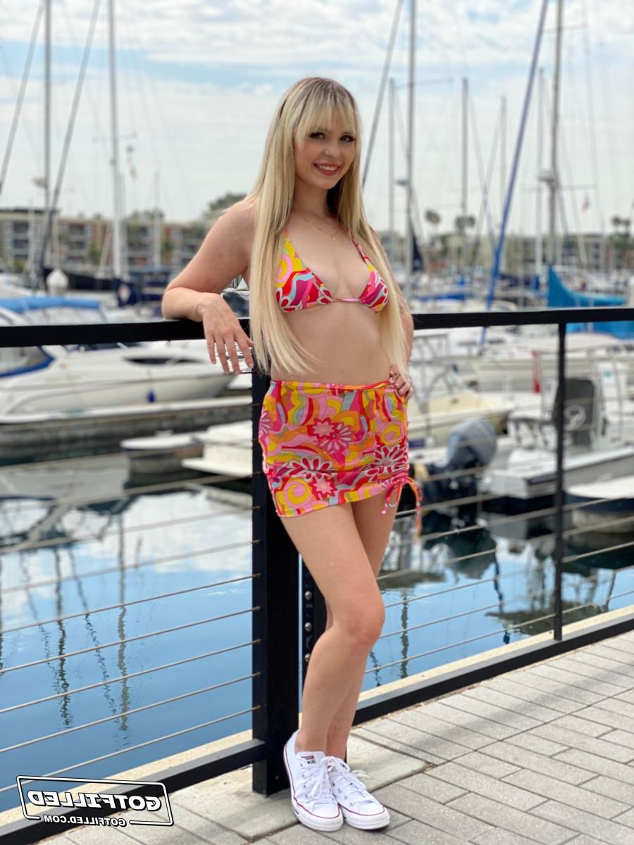20P Die blonde Teenagerin Lilly Bell modelt Badebekleidung in einem Jachthafen, bevor sie POV-Creampie-Sex hat