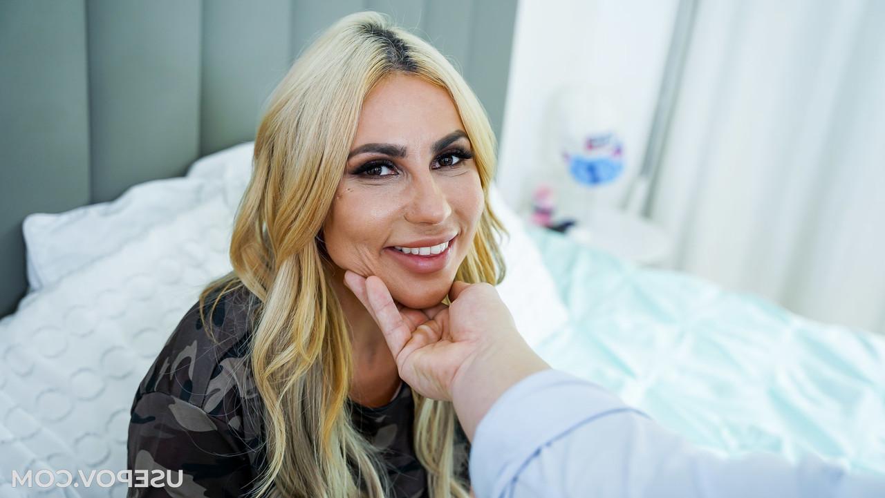 20P La esposa brasileña tatuada Mayara Lopes recibe una follada dura a lo perrito