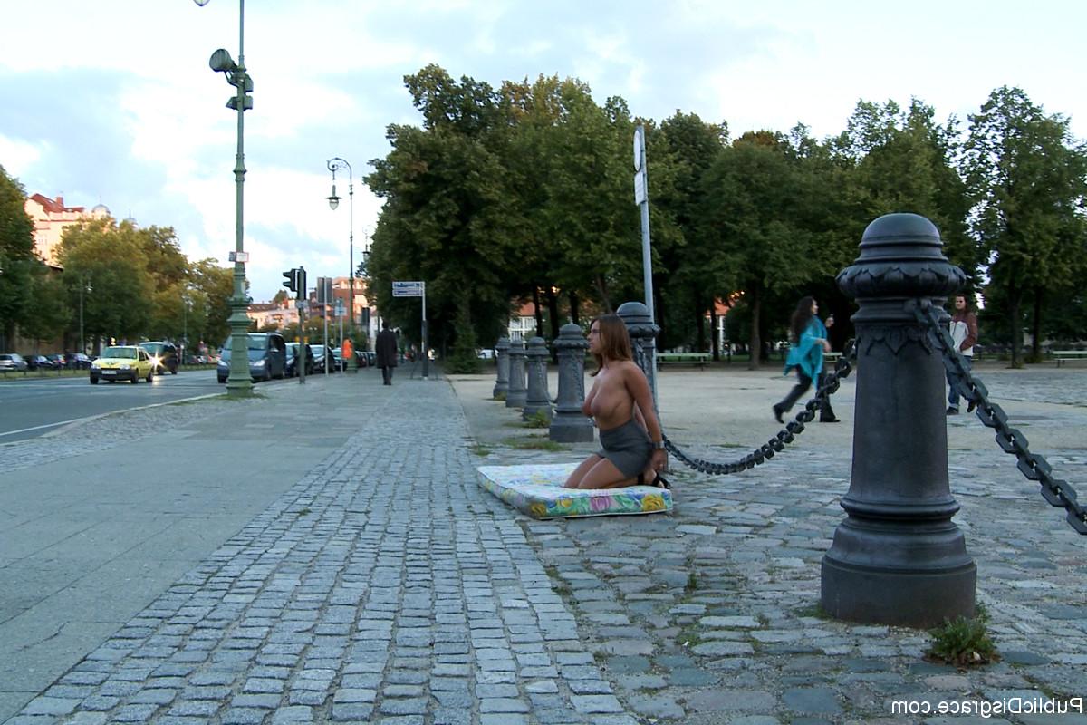 20P La chaude MILF polonaise sexy Susi montre ses gros seins en posant attachée en public.