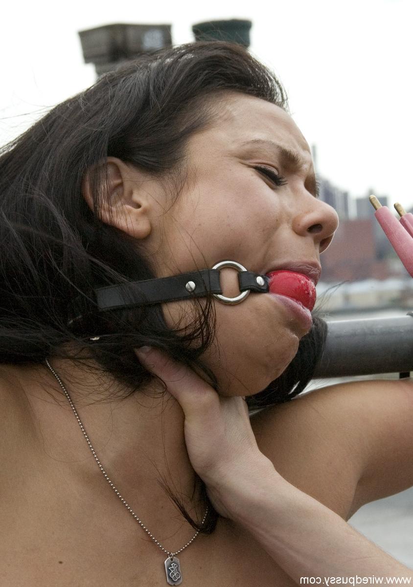 20P La tetona Nadia Styles es azotada y electrocutada al aire libre por Mistress Hidest