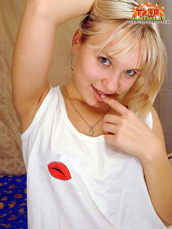18P Rubia de aspecto joven desliza su tanga a un lado después de ir en topless en medias de nailon rojas
