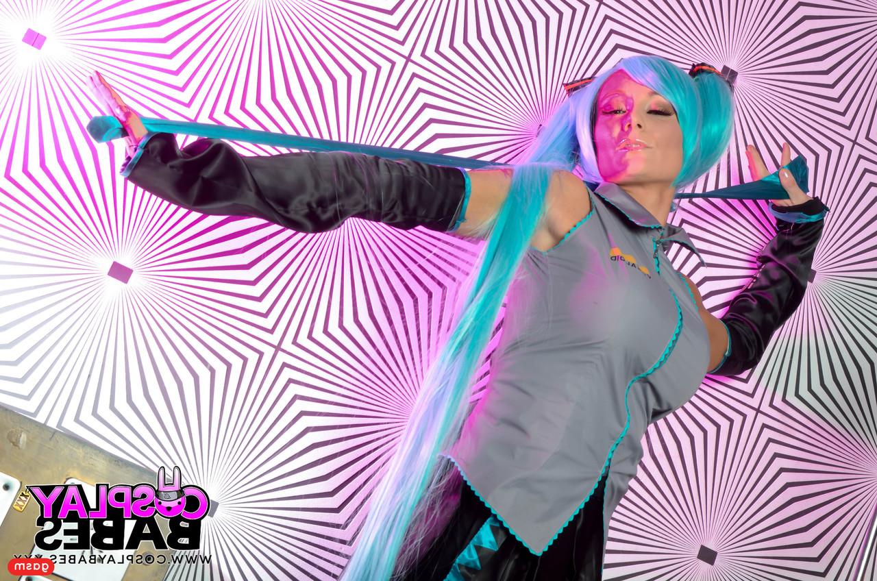 15P Das Cosplay-Babe Elizabeth Bally zeigt ihre runden Titten und masturbiert mit einem Dildo