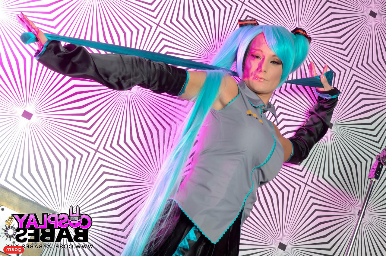 15P Das Cosplay-Babe Elizabeth Bally zeigt ihre runden Titten und masturbiert mit einem Dildo