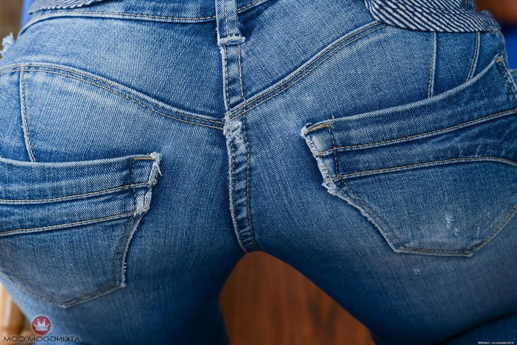 16P A gata amadora de Ébano Indie Cass estica os lábios da buceta mostrando sua beleza interior
