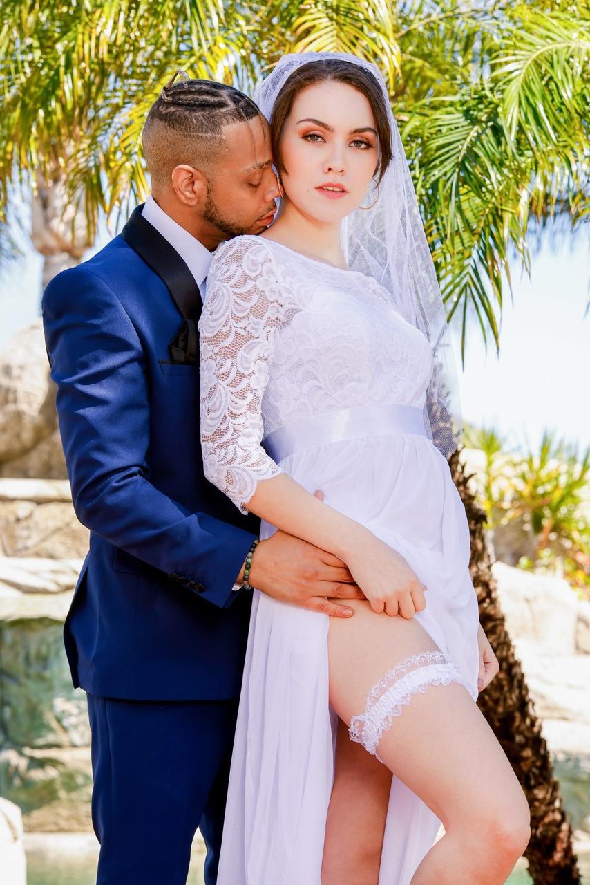 12P Freya Parker, mariée brune et sexy, a des relations sexuelles interraciales tout en portant son voile.