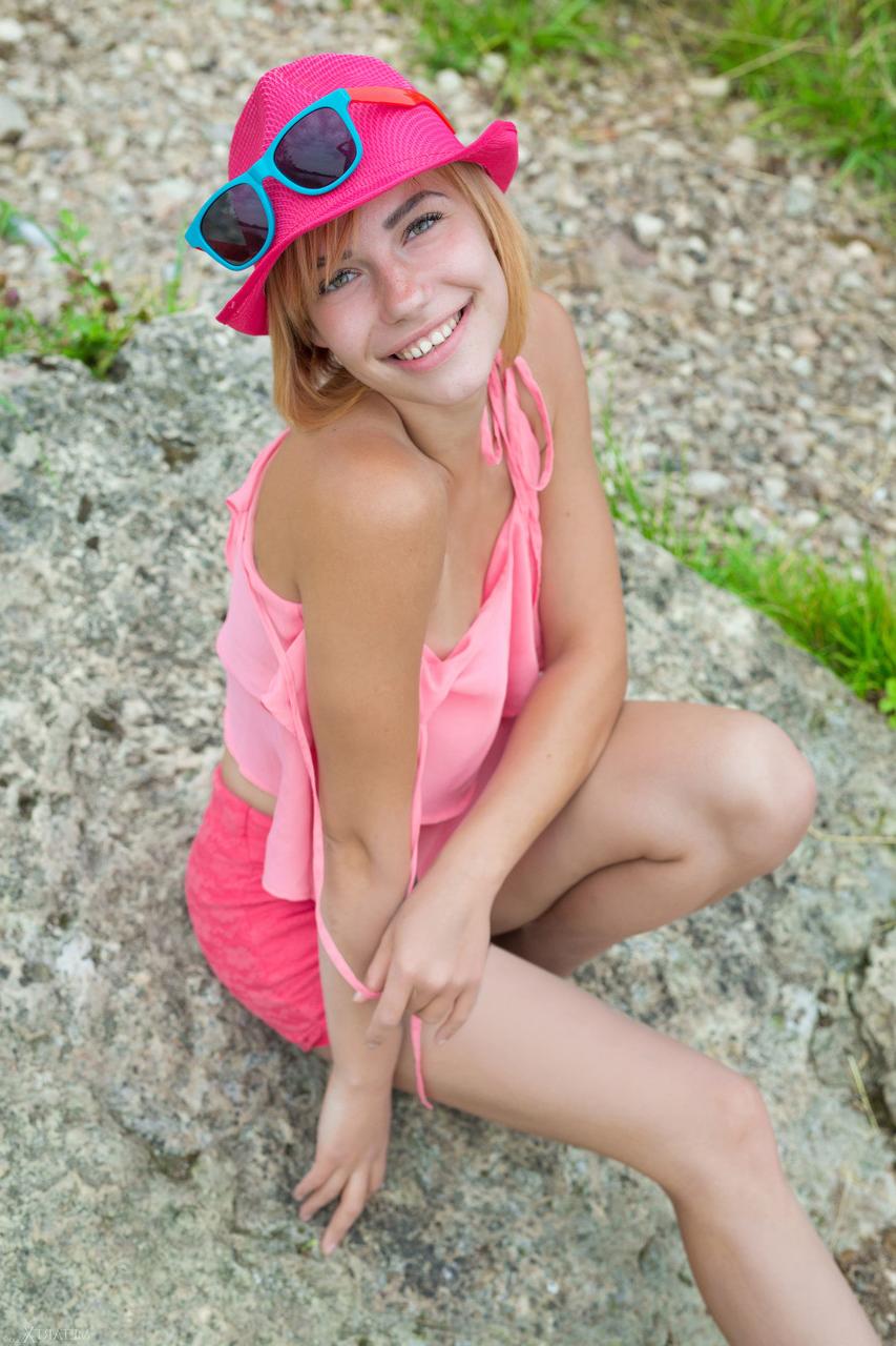 20P La traviesa Shannan se desnuda y abre su coño afeitado al aire libre