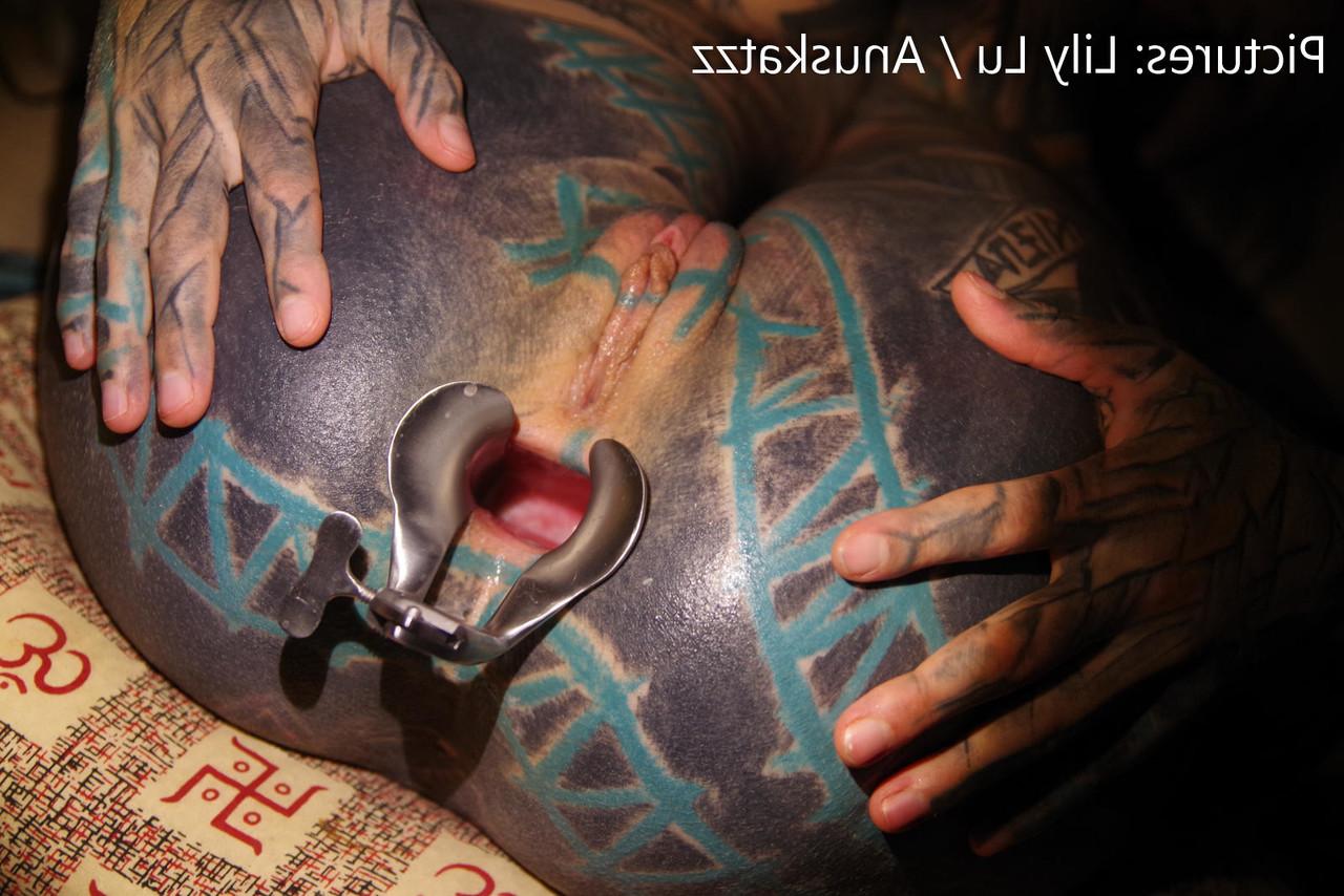 10P Chica muy tatuada tiene el culo abierto mientras está algo restringida