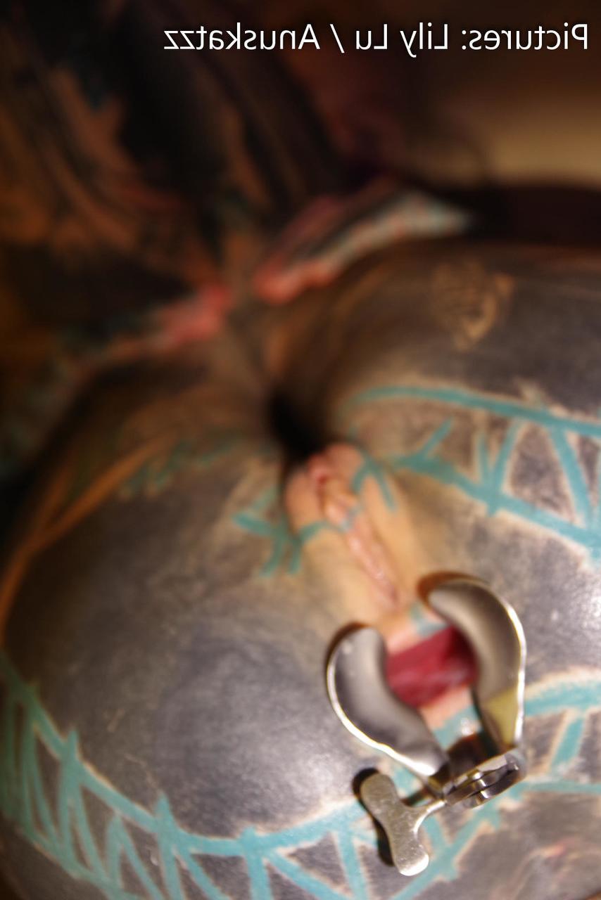 10P Chica muy tatuada tiene el culo abierto mientras está algo restringida