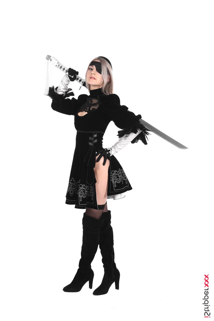 15P A garota loira platinada Eva Elfie remove o traje de cosplay antes de se masturbar