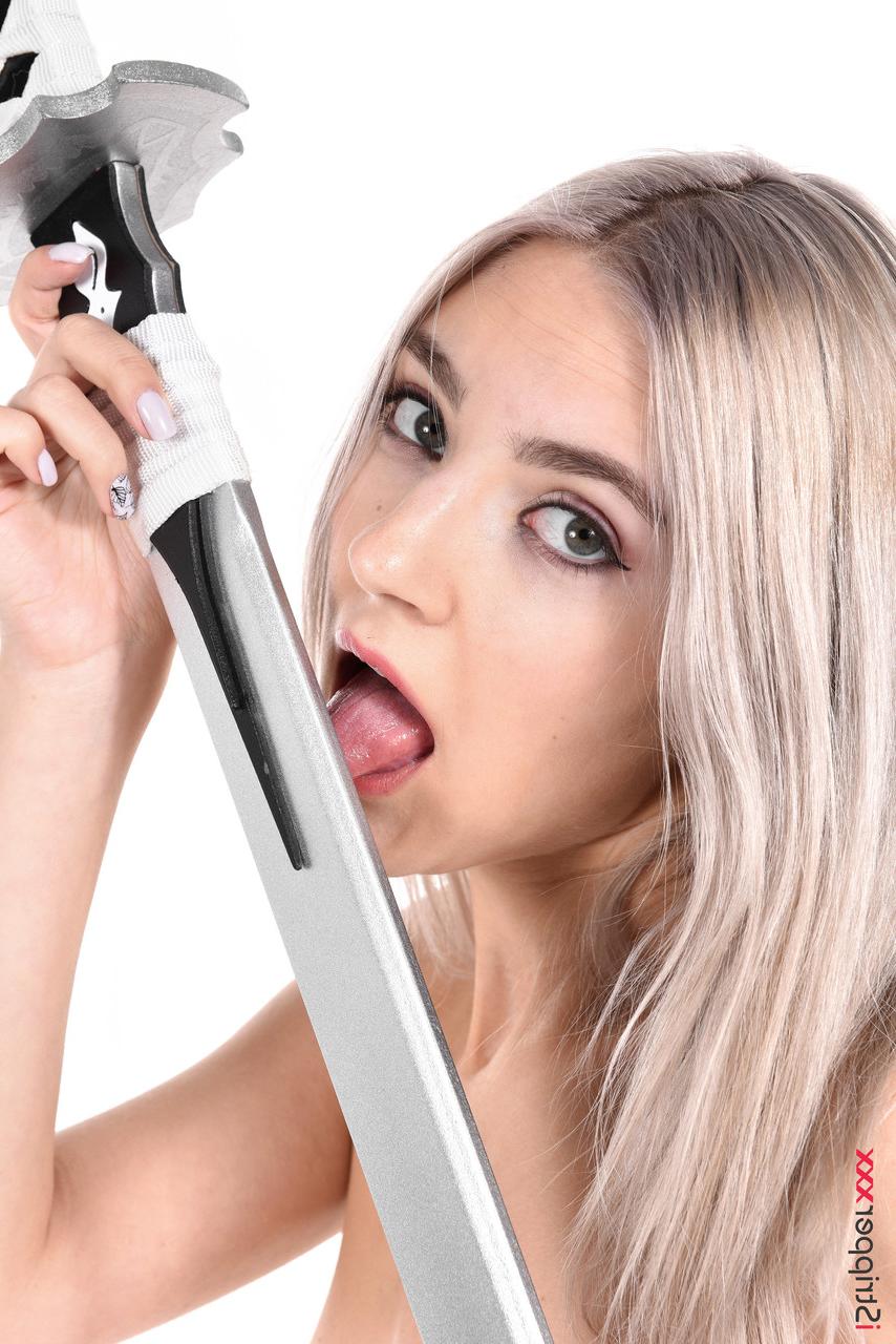15P A garota loira platinada Eva Elfie remove o traje de cosplay antes de se masturbar