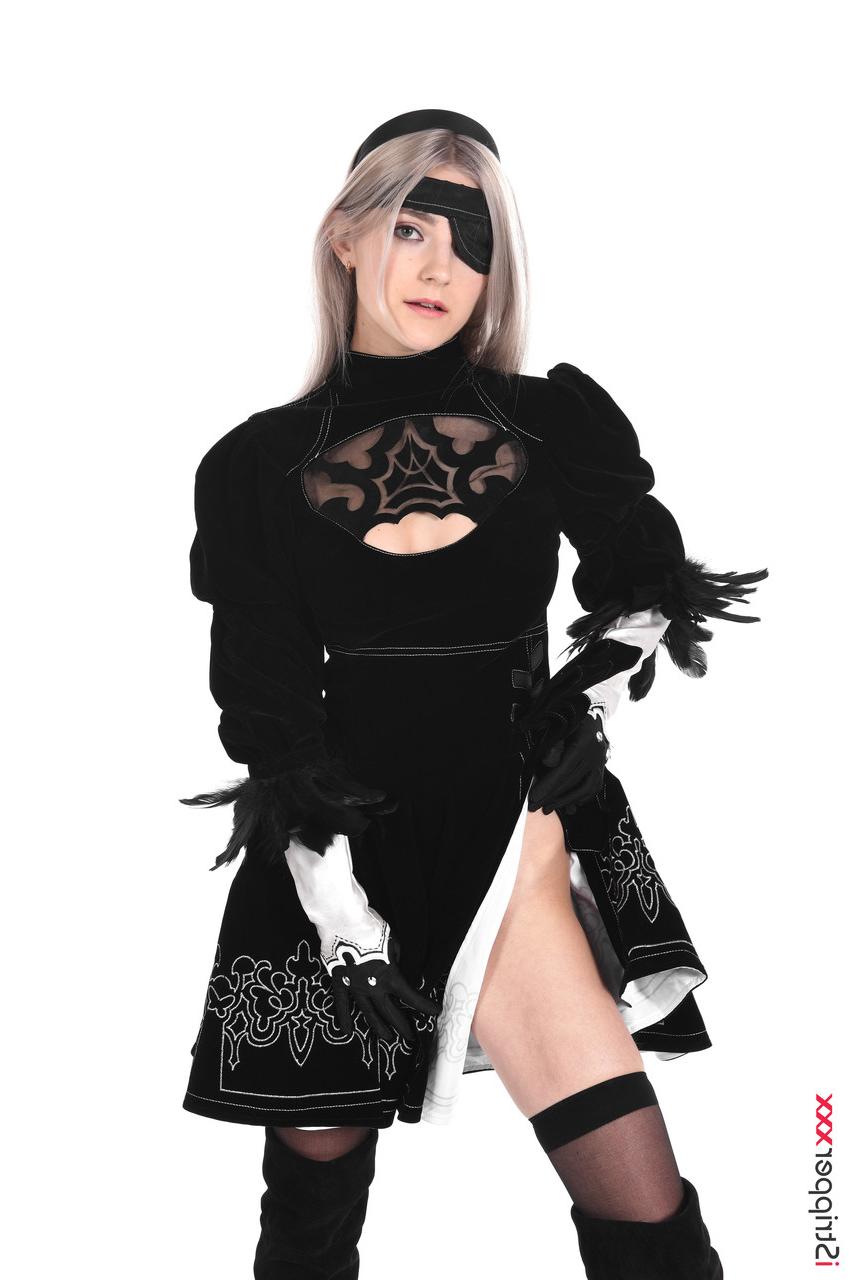 15P A garota loira platinada Eva Elfie remove o traje de cosplay antes de se masturbar