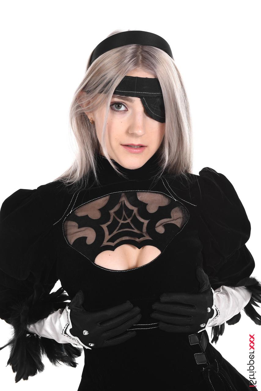 15P A garota loira platinada Eva Elfie remove o traje de cosplay antes de se masturbar