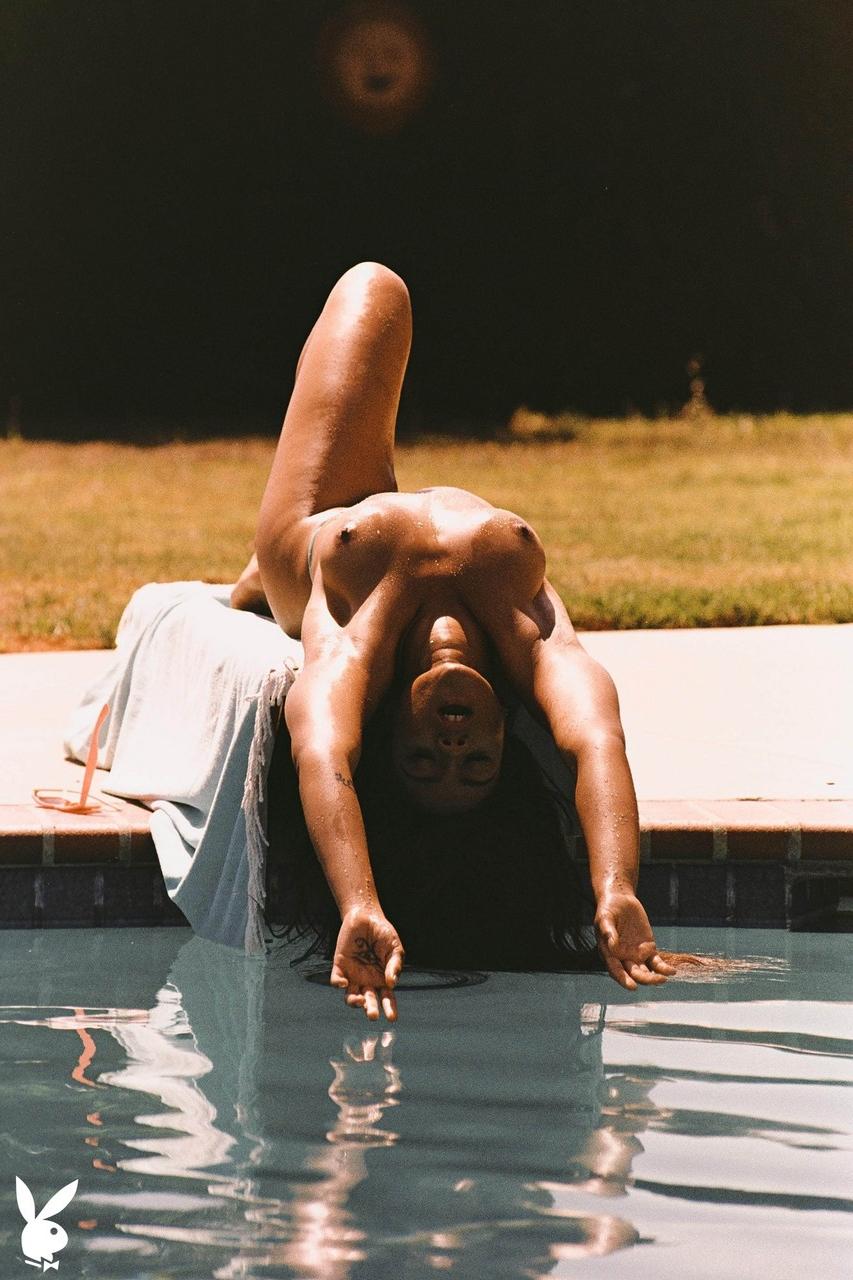 11P A gata sexy Mica Quinones faz topless enquanto brinca de biquíni na piscina