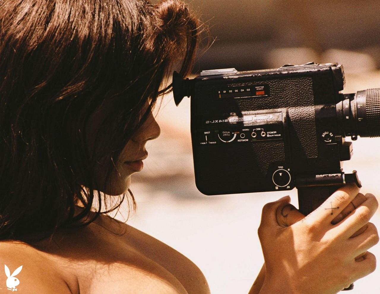 11P A gata sexy Mica Quinones faz topless enquanto brinca de biquíni na piscina