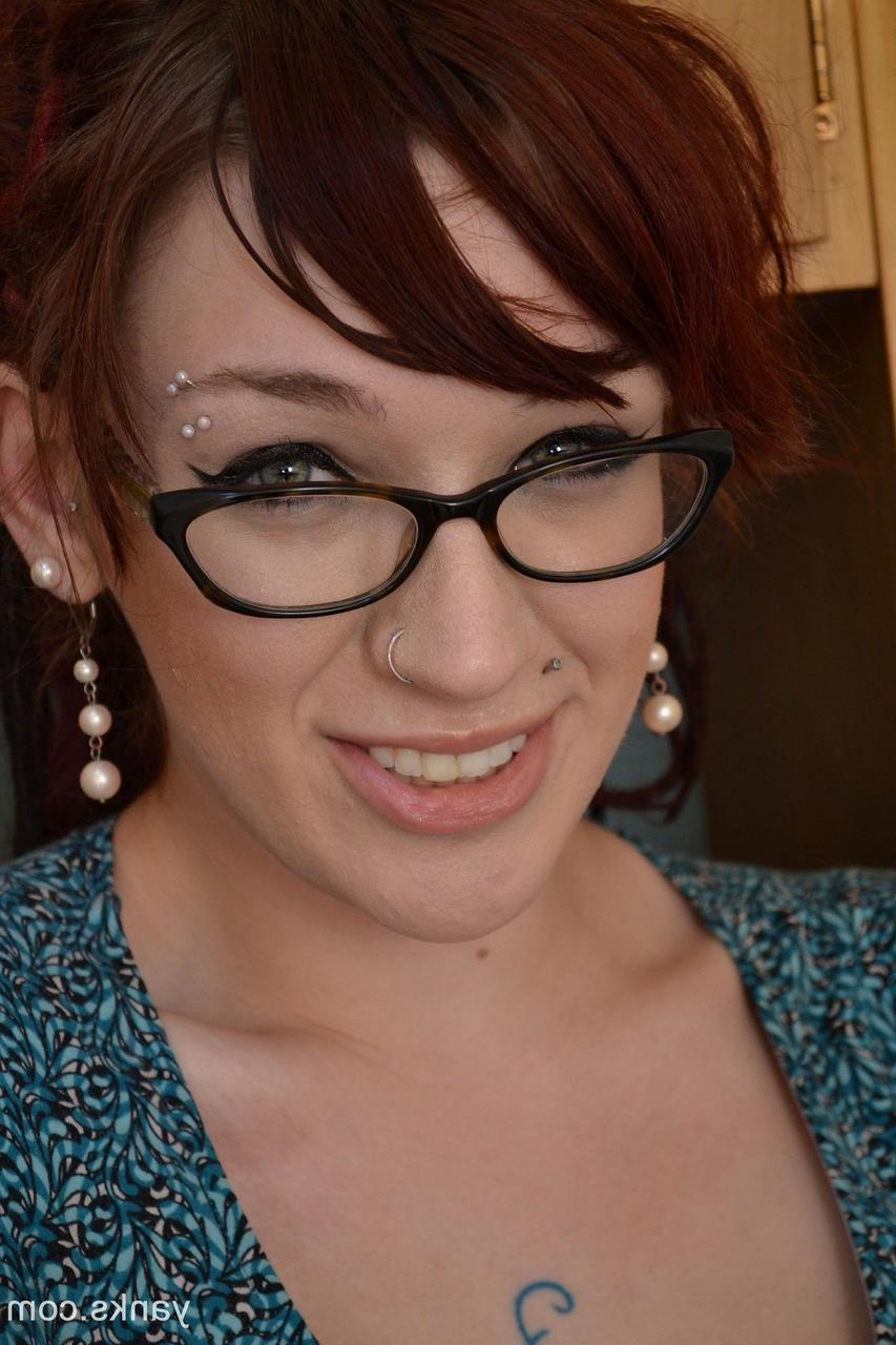 17P A garota nerd Ruby Enraylls esfrega sua vulva com piercing depois de inserir um plug anal