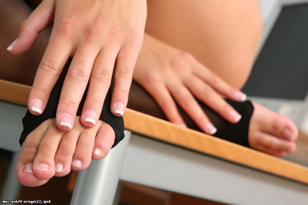17P Chica solitaria con pelo moreno rizado se arranca los dedos de los pies de las medias