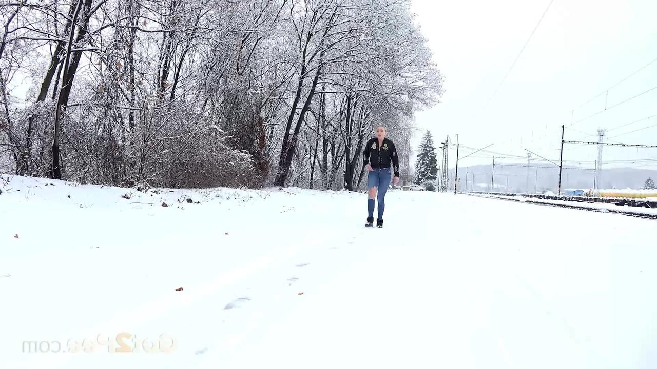 15P Das blonde Mädchen Gianna Ray zieht ihre zerrissenen Jeans herunter, um auf schneebedeckten Boden zu pinkeln