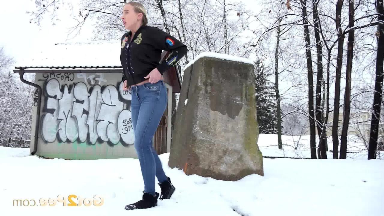 15P Das blonde Mädchen Gianna Ray zieht ihre zerrissenen Jeans herunter, um auf schneebedeckten Boden zu pinkeln