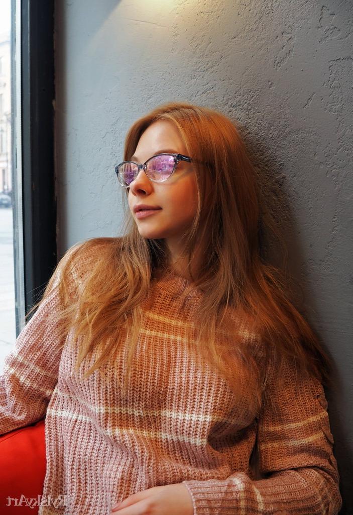 16P Nerdy bookworm Siya sets her great body free while wearing heels