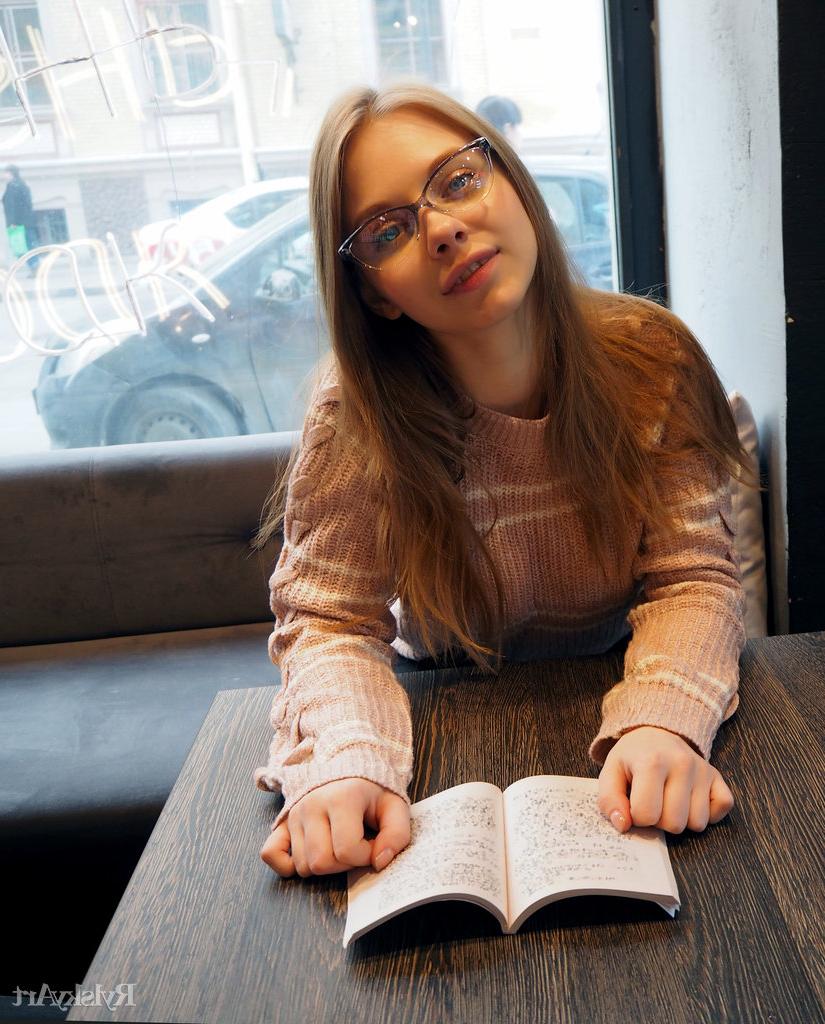 16P Nerdy bookworm Siya sets her great body free while wearing heels