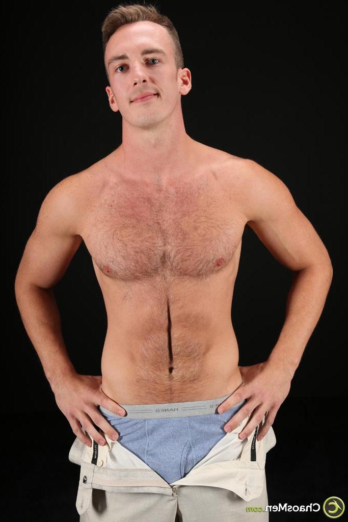 20P Tristan gay super fofo mostra seu corpo e agarra seu pau duro em um solo