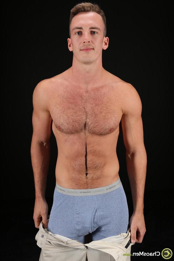 20P Tristan gay super fofo mostra seu corpo e agarra seu pau duro em um solo