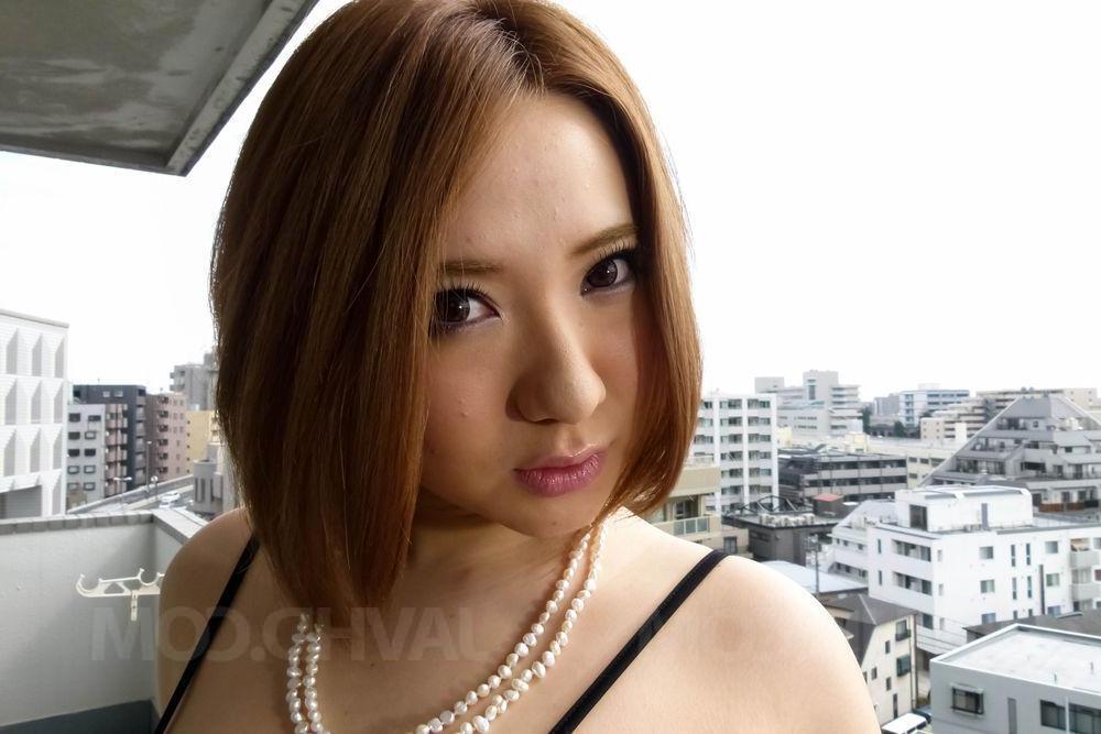 15P La pelirroja japonesa Alice Ozawa participa en sexo BBG en un sofá negro