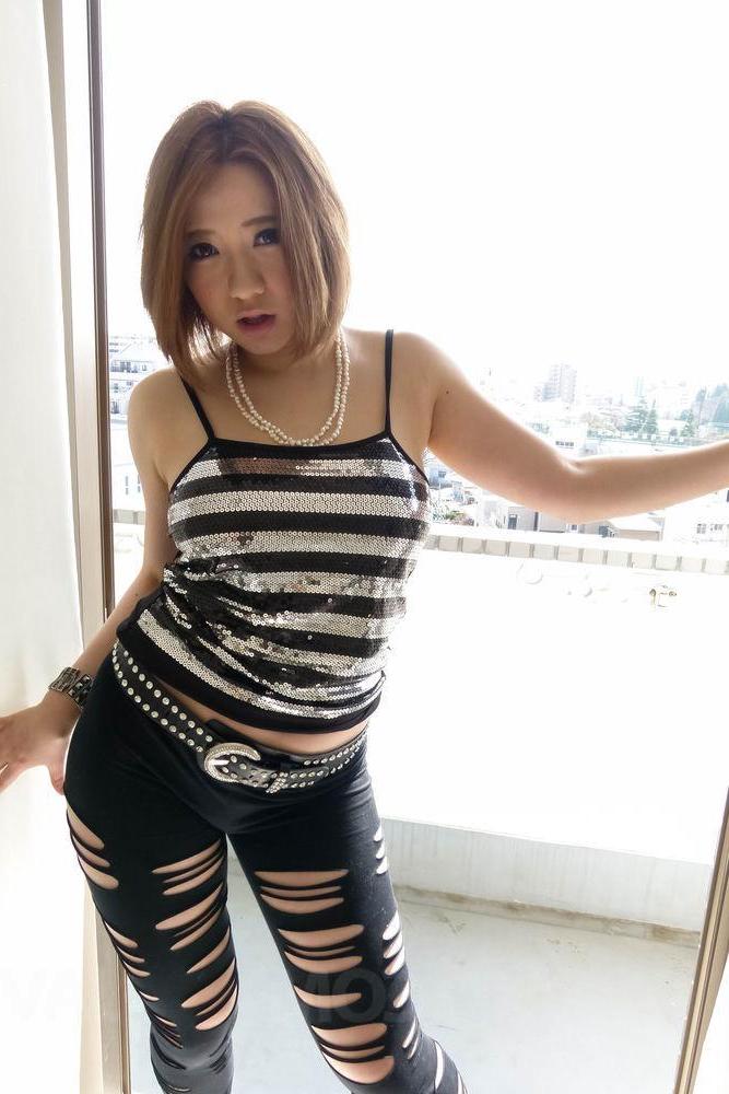 15P La pelirroja japonesa Alice Ozawa participa en sexo BBG en un sofá negro