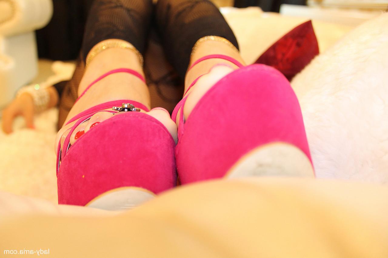 18P La MILF latina Lady Arria muestra su gran botín en medias de nailon y tacones altos