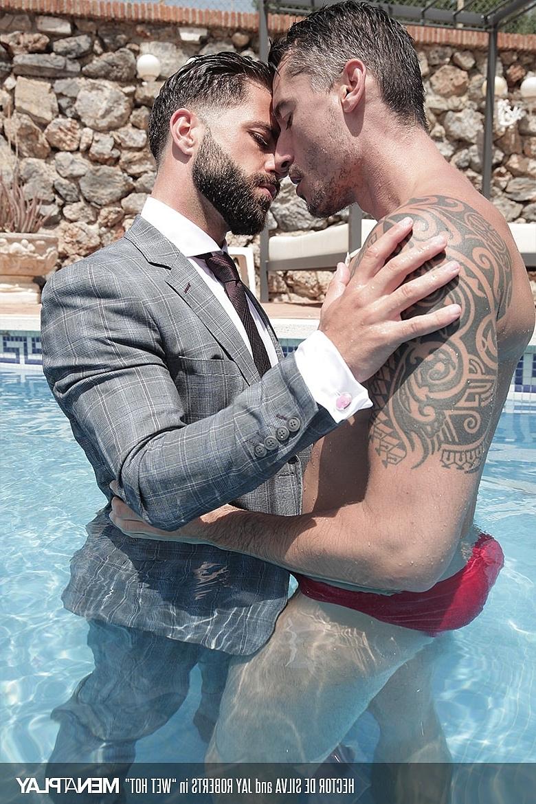 20P Hector de Silva et Jay Roberts, bodybuilders gays en chaleur, baisent au bord de la piscine.