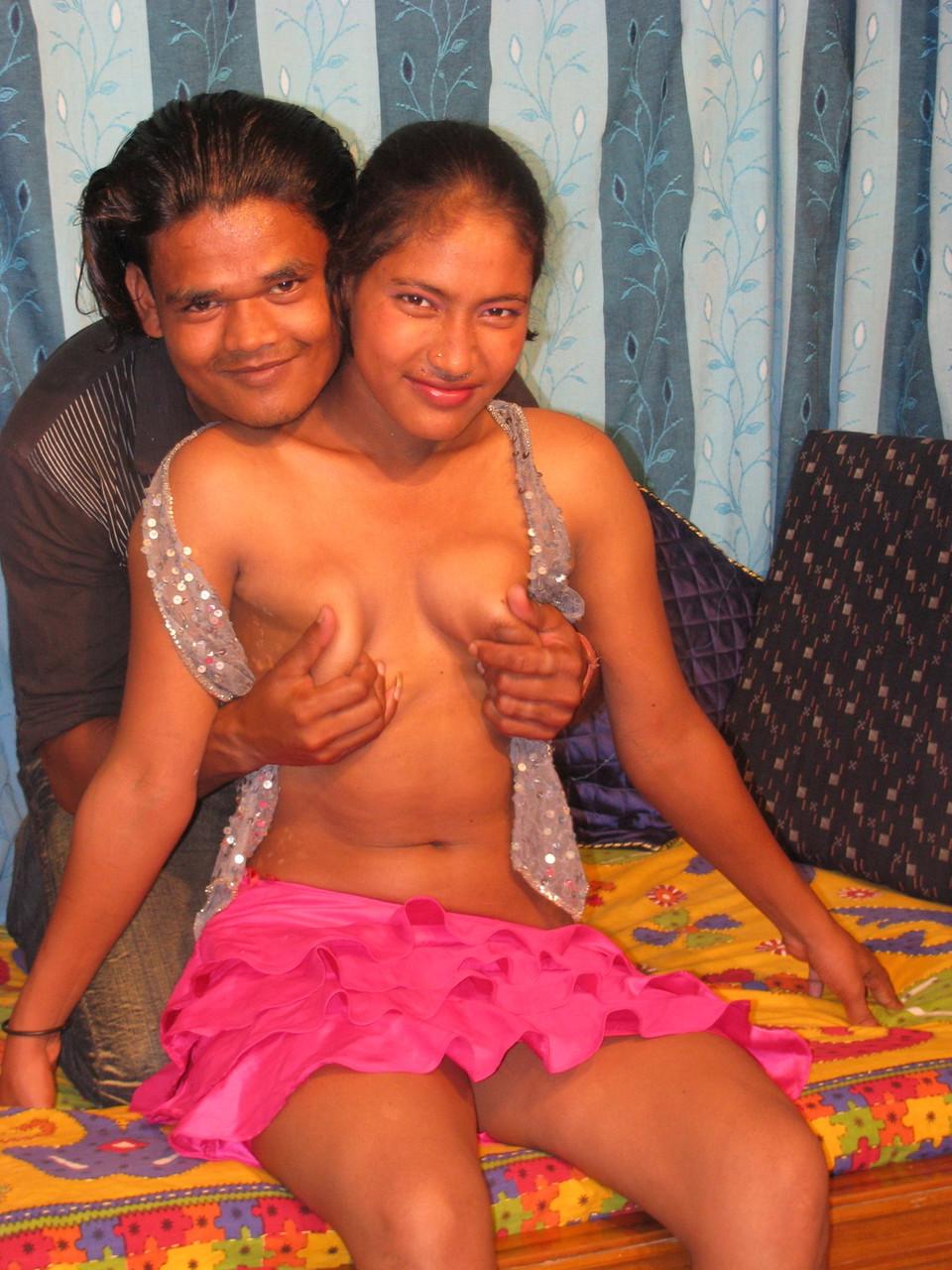 16P インド人カップルがセックス中にお互い全裸になる