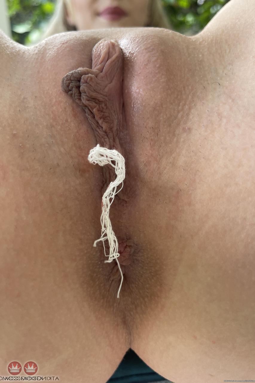 20P La petite jeune Cecilia Taylor écarte sa chatte de près avec son tampon.