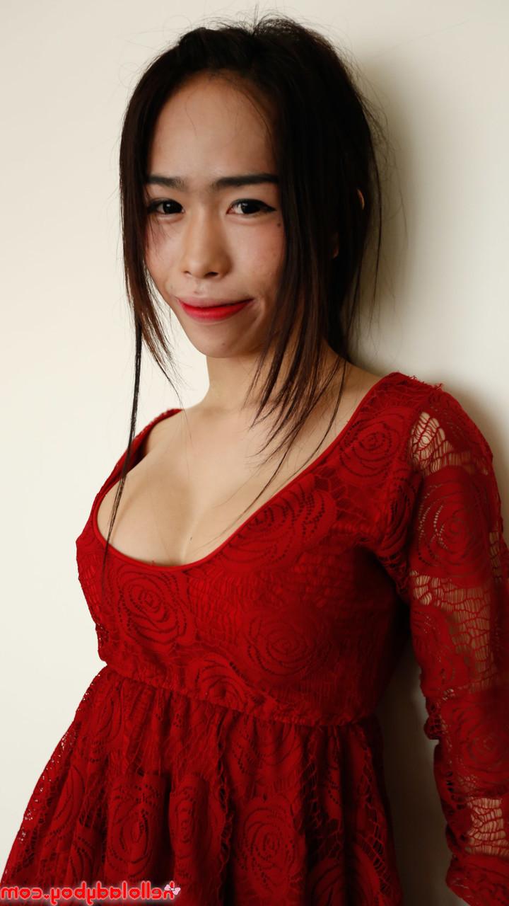 20P Transexual asiática caliente descubre sus hermosas tetas mientras se burla con un vestido rojo sexy