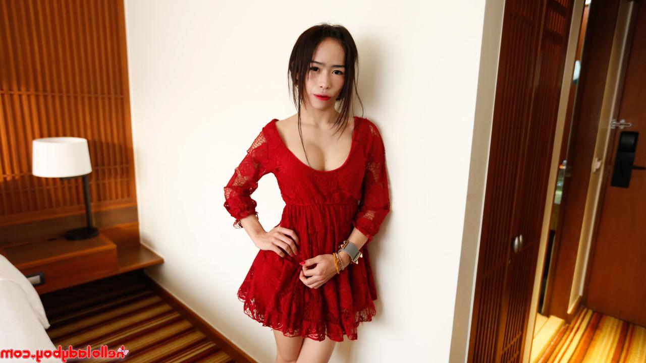 20P Transexual asiática caliente descubre sus hermosas tetas mientras se burla con un vestido rojo sexy