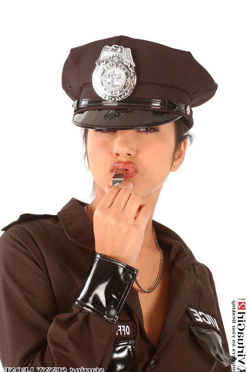 20P Pretty Indian MILF Sunny Leone moves her cop uniform and flaunts her juggs