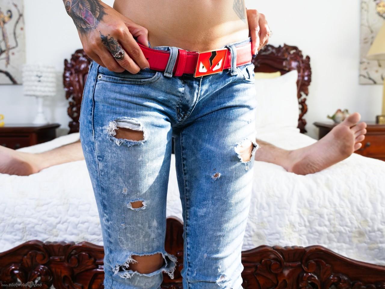 20P A adolescente latina tatuada Kitty Carrera tira e sopra um pau monstro