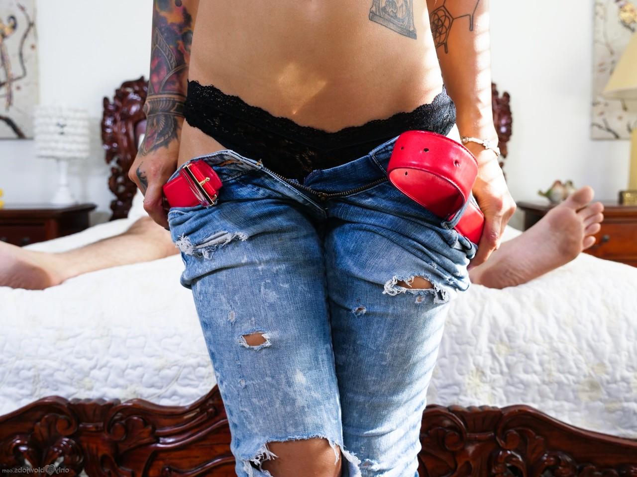 20P A adolescente latina tatuada Kitty Carrera tira e sopra um pau monstro