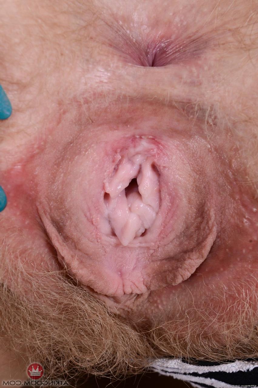 20P Die sexy Amateurin mit großen Titten Vestacia Jon-Quil zeigt ihr haariges Loch in einem Solo