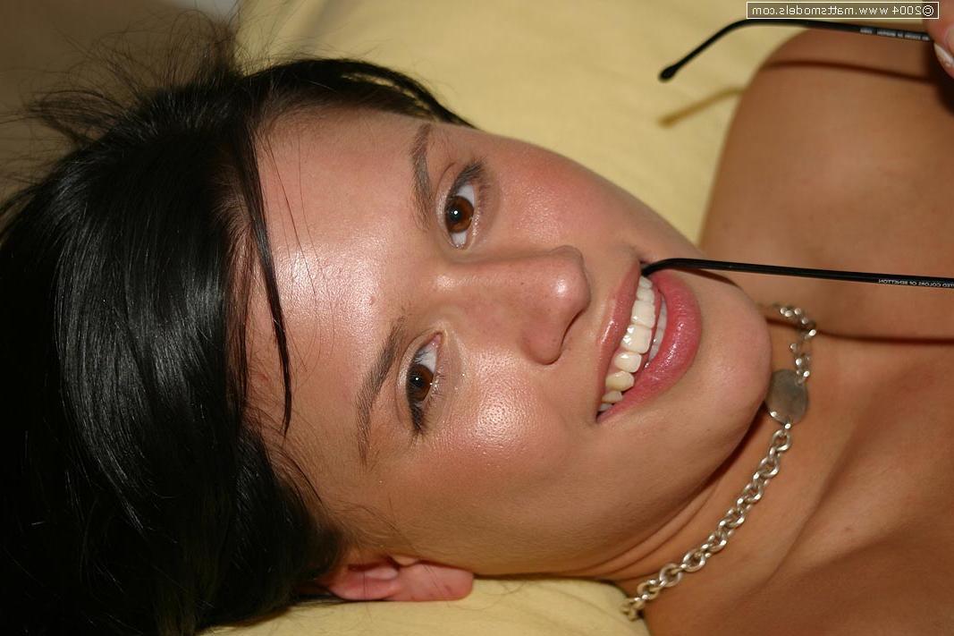 16P Chica nerd se quita las gafas después de desnudarse en la cama