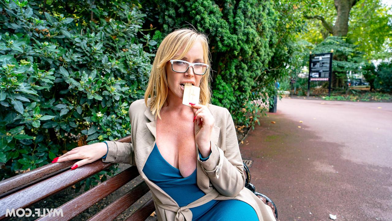 20P Rubia madura con grandes tetas Mackenzie Page follada en la primera cita