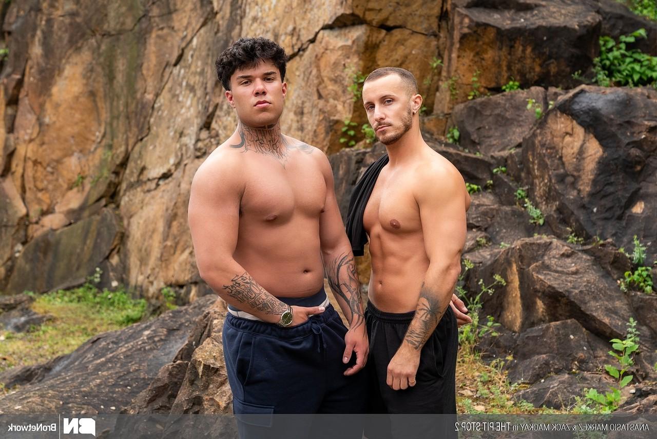 20P Chicos gays atractivos Anastasio Markez y Zack Mackay se follan en el coche